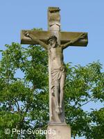 Kamenný kříž u kostela sv. Urbana